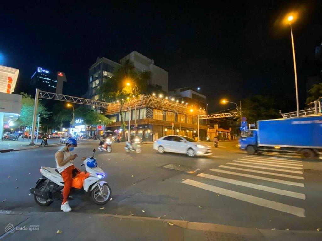 Cho thuê 2 mặt tiền số 104 hai bà trưng  ntmk, q1, dt 25x20m, 1 trệt 2 lầu, dtsd 1.500m2