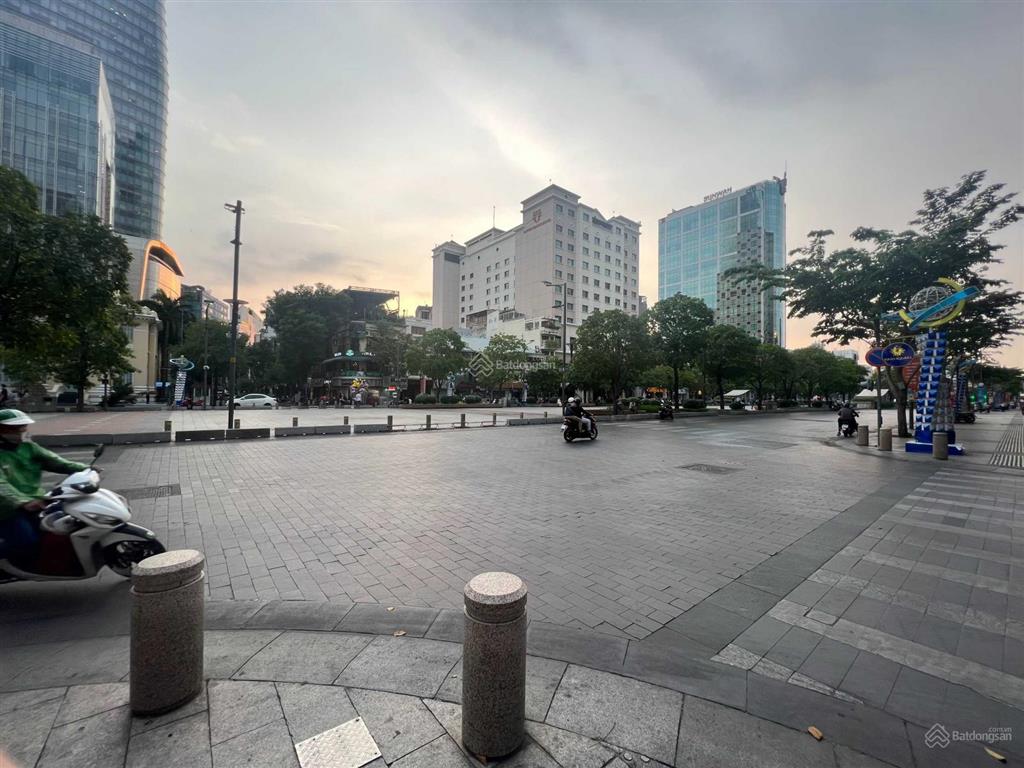 Cho thuê góc 2mt số 12 nguyễn huệ  ngô đức kế, quận 1, dt 30x27m, 1 trệt 2 lầu, dtsd 2.000m2