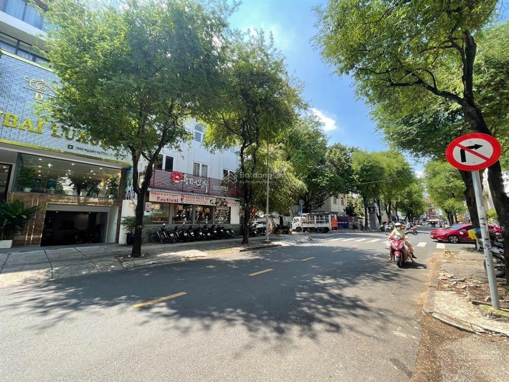Cho thuê nhà mặt tiền nguyễn văn thủ, quận 1. dt 20x30m. 1 trệt, 1 lầu. dtsd 1.200m2