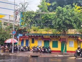 Cho thuê nhà góc 2 mặt tiền hồ hảo hớn, quận 1. dt 10x30m, 1 trệt, 1 lầu. dtsd 600m2