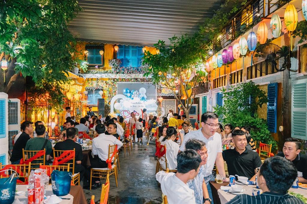 Cho thuê nhà góc 2 mặt tiền hồ hảo hớn, quận 1. dt 10x30m, 1 trệt, 1 lầu. dtsd 600m2