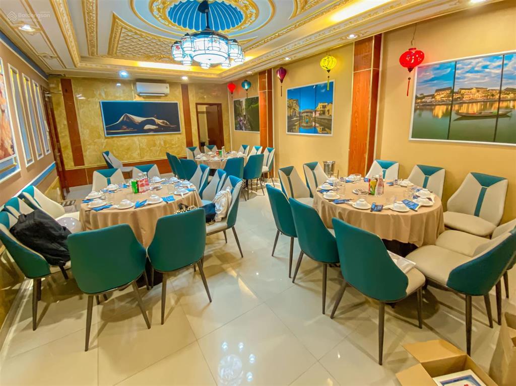 Cho thuê nhà góc 2 mặt tiền hồ hảo hớn, quận 1. dt 10x30m, 1 trệt, 1 lầu. dtsd 600m2