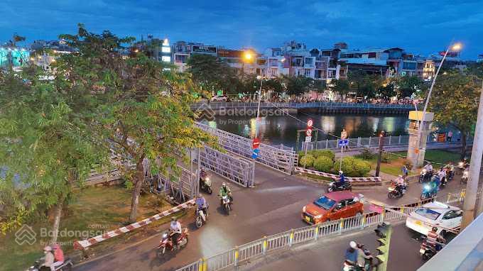 Cho thuê nhà mặt tiền trần khắc chân, quận 1. dt 15x20m, 1 trệt, 2 lầu. dtsd 900m2