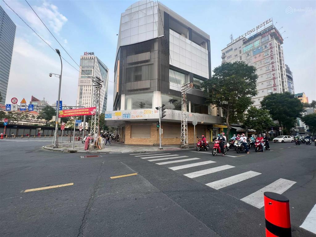 Cho thuê góc 2mt 181183 hàm nghi  phó đức chính, quận 1, dt 20x25m, 1 trệt 4 lầu, dtsd 2.200m2