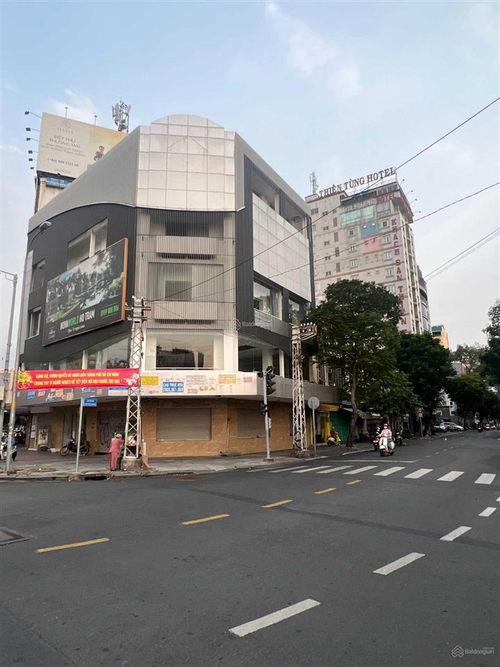 Cho thuê góc 2mt 181183 hàm nghi  phó đức chính, quận 1, dt 20x25m, 1 trệt 4 lầu, dtsd 2.200m2