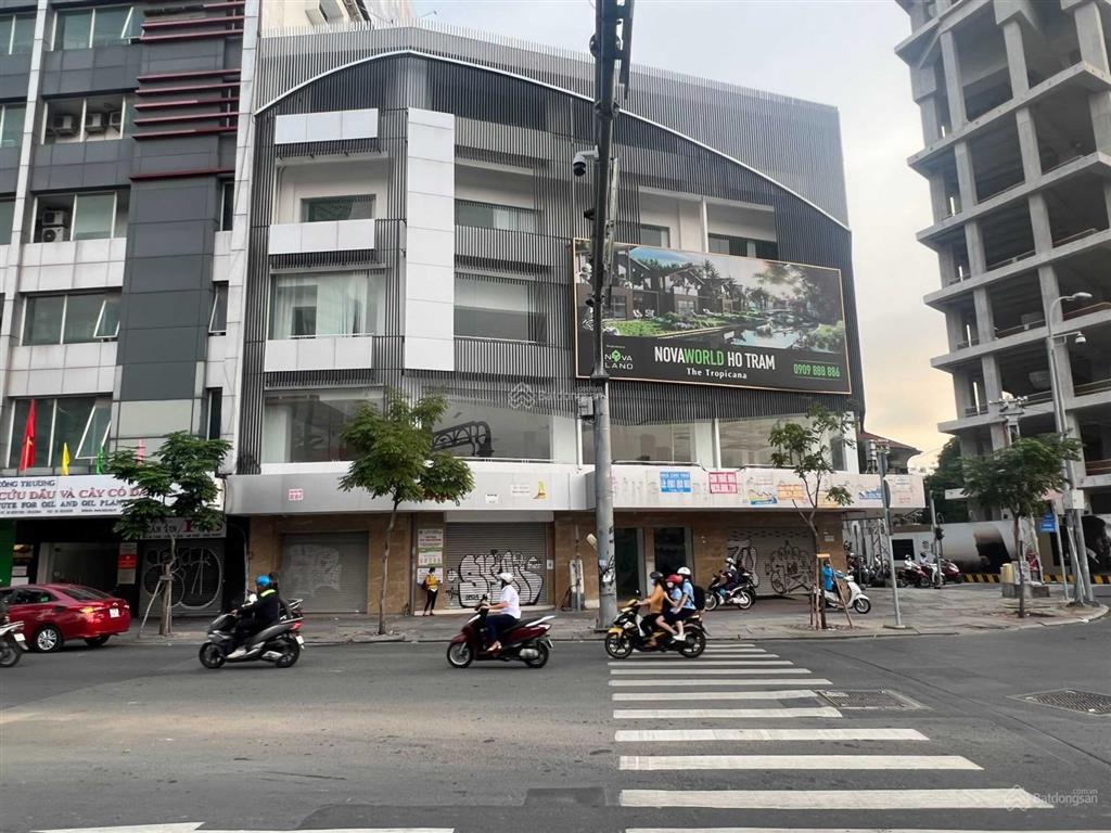 Cho thuê góc 2mt 181183 hàm nghi  phó đức chính, quận 1, dt 20x25m, 1 trệt 4 lầu, dtsd 2.200m2