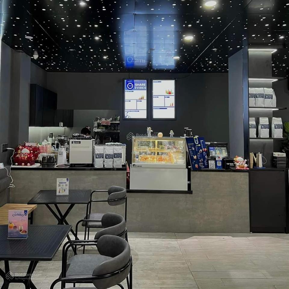 Cho thuê nhà mặt tiền trần cao vân, quận 3. dt 10x30m, 1 trệt, 1 lầu. dtsd 600m2