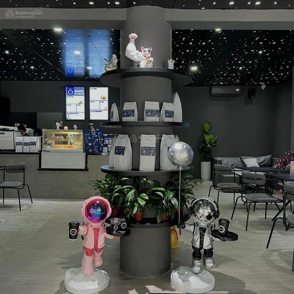 Cho thuê nhà mặt tiền trần cao vân, quận 3. dt 10x30m, 1 trệt, 1 lầu. dtsd 600m2