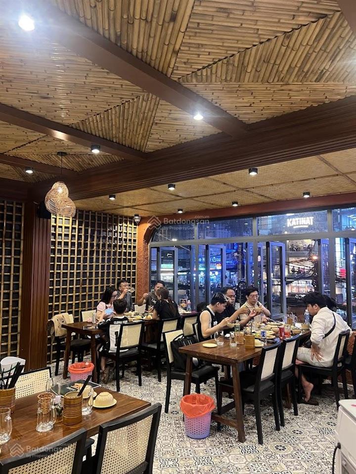 Cho thuê nhà mặt tiền cách mạng tháng tám, quận 3. dt 15x30m, 1 trệt, 2 lầu. dtsd 980m2