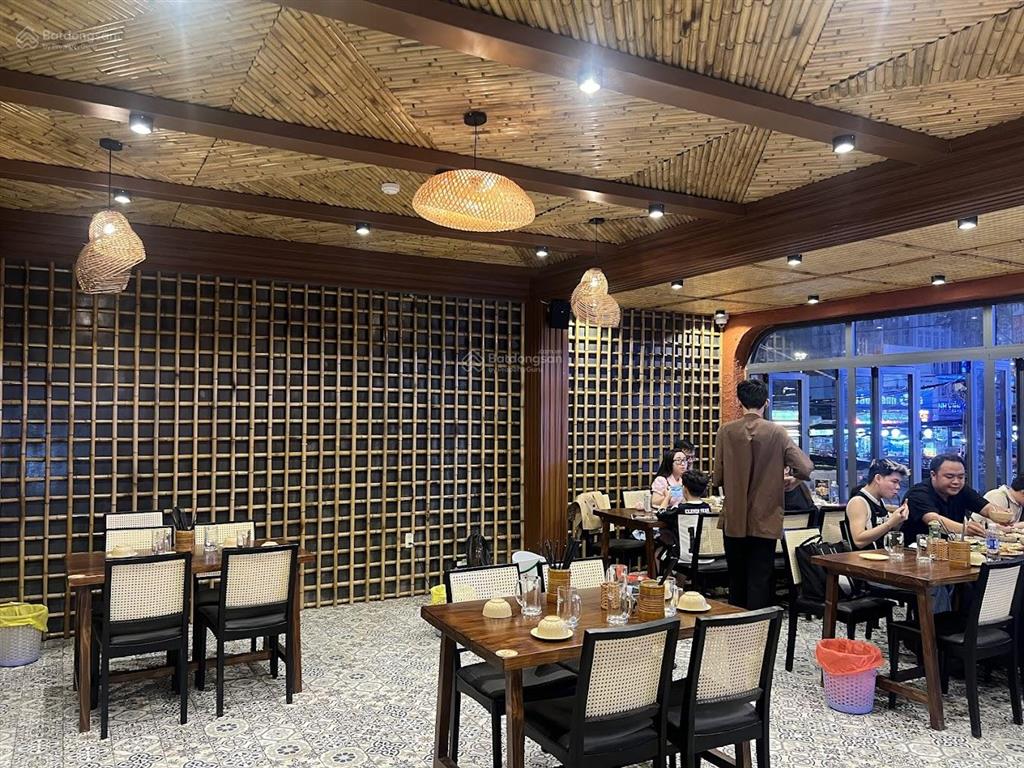 Cho thuê nhà mặt tiền cách mạng tháng tám, quận 3. dt 15x30m, 1 trệt, 2 lầu. dtsd 980m2