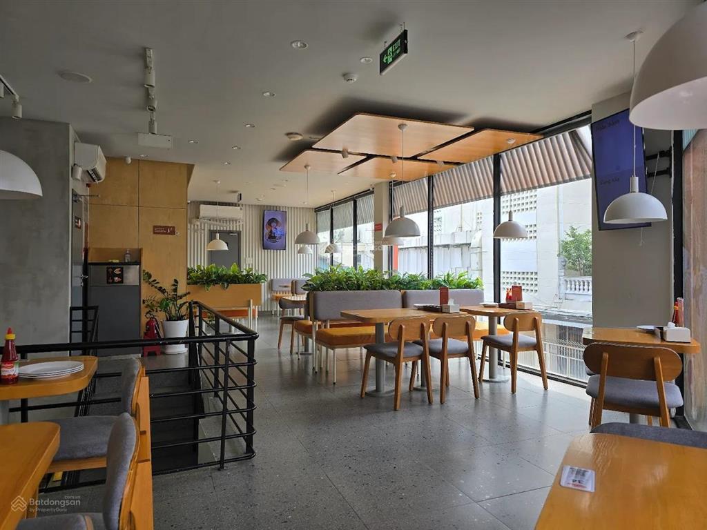 Cho thuê nhà mặt tiền trần hưng đạo, phường cầu ông lãnh, quận 1. dt 12x17m, 1 trệt 1 lầu