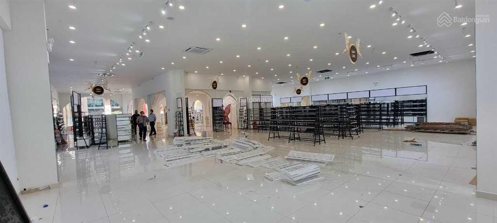 Cho thuê góc 2 mặt tiền 61 trương định và võ văn tần, q. 3, dt 25x27m, 1 trệt 4 lầu, dtsd 2.300m2
