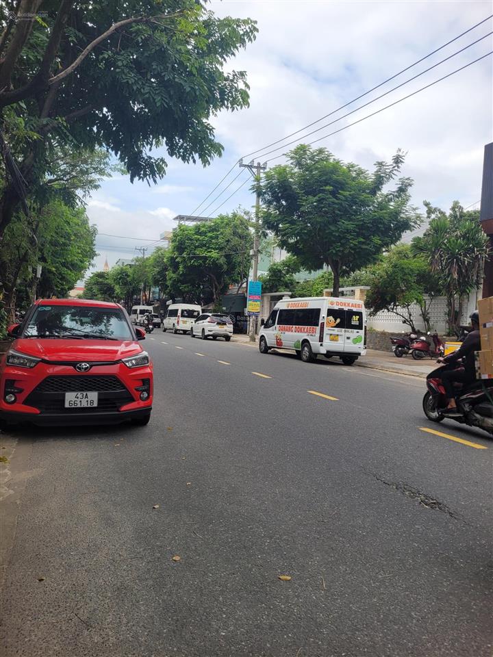 Biệt thự 3 tầng mặt tiền đường 10.5m, diện tích lớn 265 m2, phù hợp xây căn hộ giá 35 tỷ