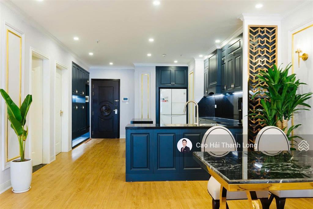 Bán gấp căn hộ siêu sang tại royal city. 2 ngủ, 2ws, 2 ban công. cam kết có slot ô tô. 0375 122 ***