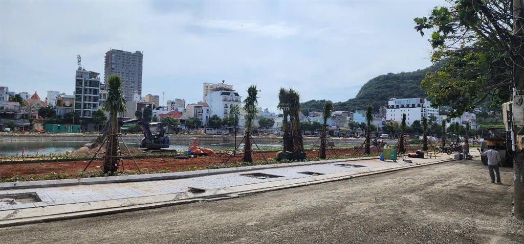 Bán gấp bt ở lạc long quân  võ thị sáu 22 tỷ 189m2 chính chủ sổ hồng hoàn công gần công viên, biển