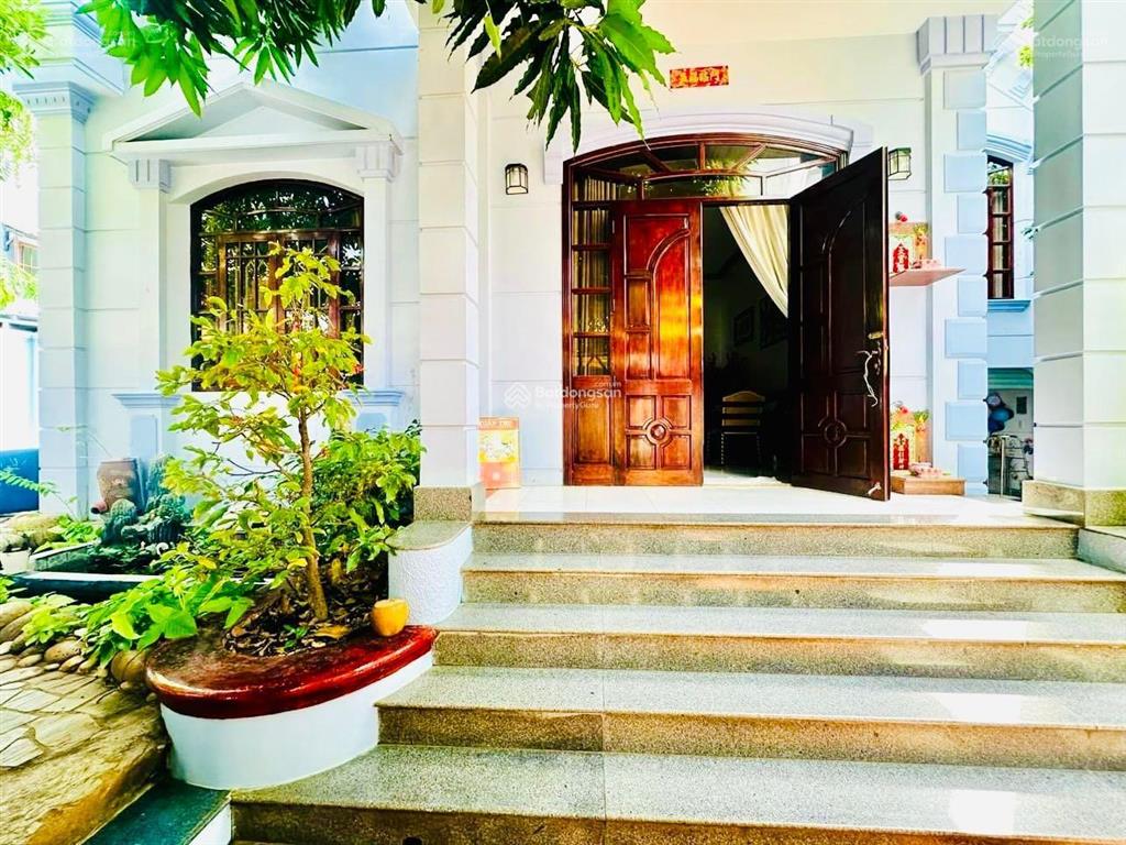 Bán biệt thự võ thị sáu, p2, vũng tàu, 340m2, 1 trệt, 1 lầu hồ bơi sân vườn rộng, giá chỉ 25 tỷ tl