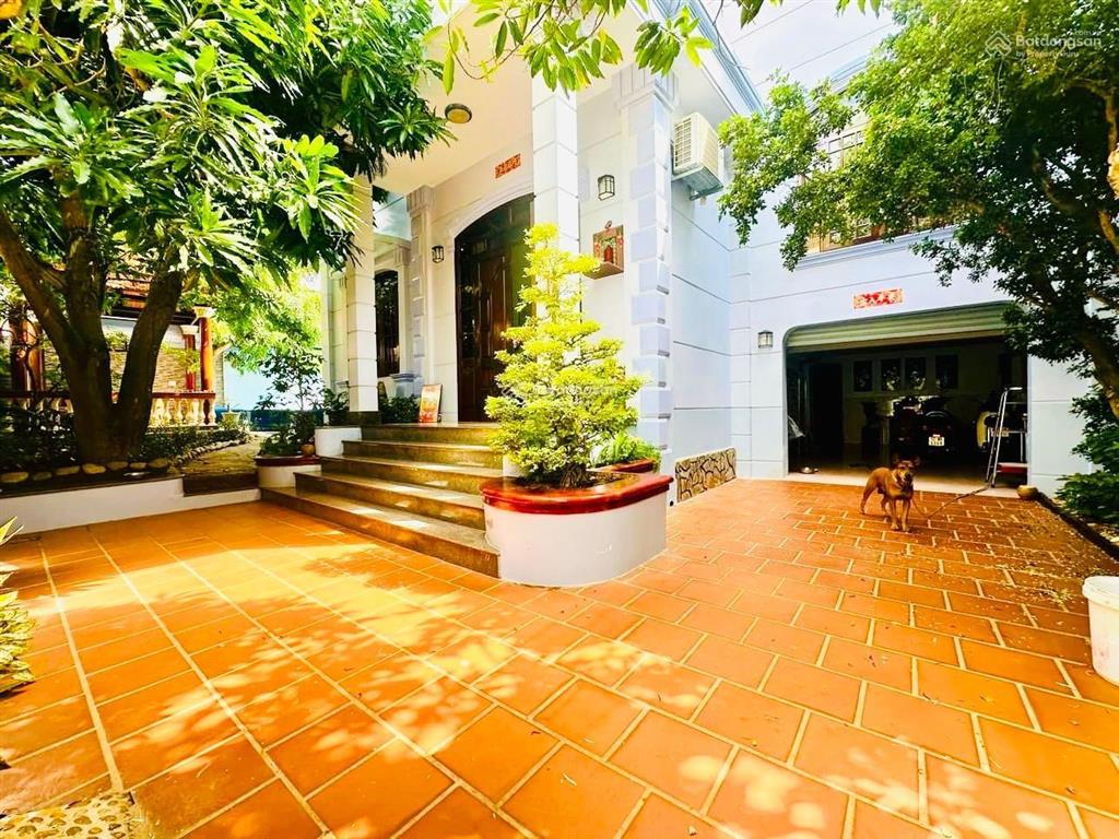 Bán biệt thự võ thị sáu, p2, vũng tàu, 340m2, 1 trệt, 1 lầu hồ bơi sân vườn rộng, giá chỉ 25 tỷ tl