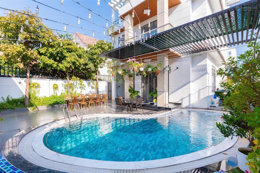 Bán biệt thự sát biển bãi sau tp. vt 1 trệt 2 lầu hồ bơi sân vườn rộng. cách biển đúng 100m giá tốt