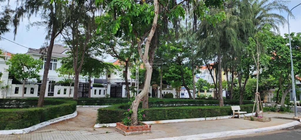 Định cư nước ngoài bán bt góc 2 mặt tiền công viên (khu bt phương nam vt) dt 228m2 cách biển 200m