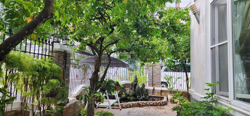 Định cư nước ngoài bán bt góc 2 mặt tiền công viên (khu bt phương nam vt) dt 228m2 cách biển 200m