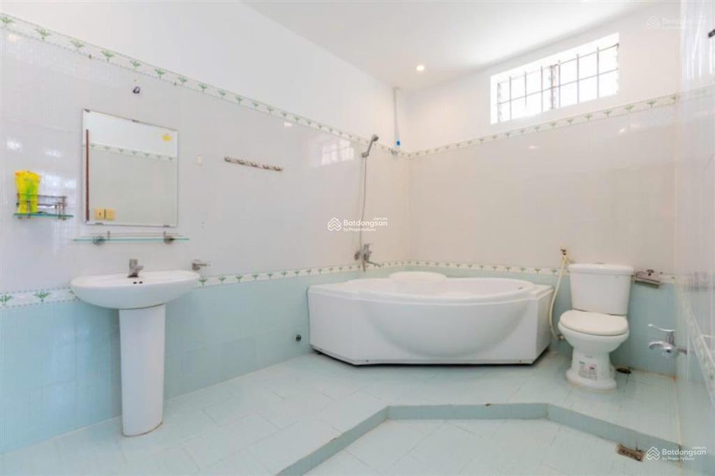 Bán biệt thự biển sổ hồng dt 204m2 cách biển thủy vân 200m  giá rẻ chỉ 22 tỷ khu nghỉ dưỡng vip