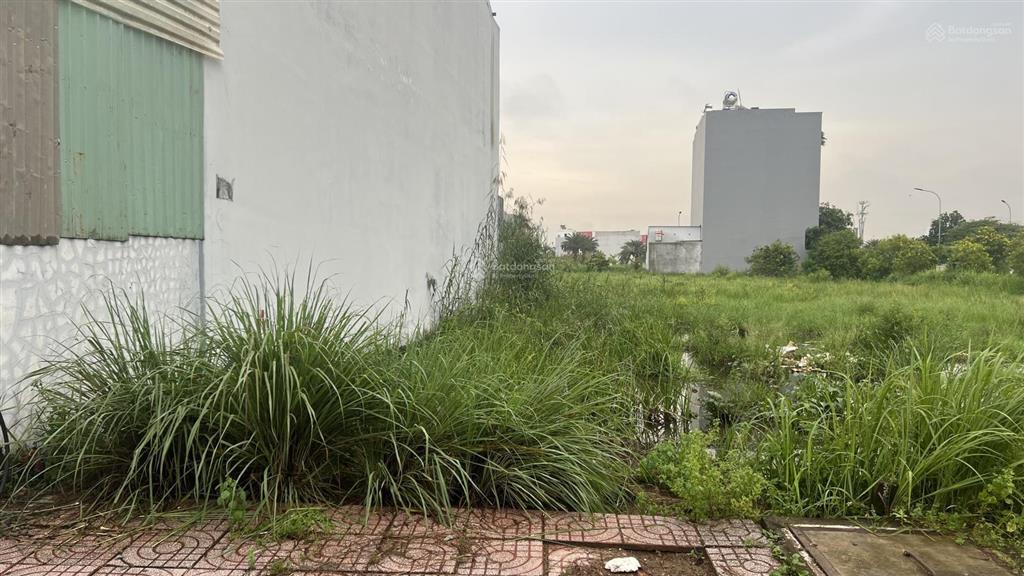 Ngộp ngân hàng, chủ hạ giá bán 200tr, cần bán lô đất 81m2, ngang 6m, khu dân cư đông đúc, giá tốt.