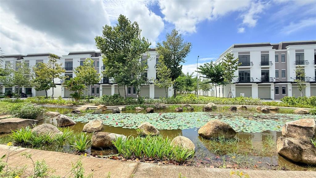 Bán nhà phố 1 trệt 2 lầu thiết kế hiện đại, tiện nghi, vào ở ngay