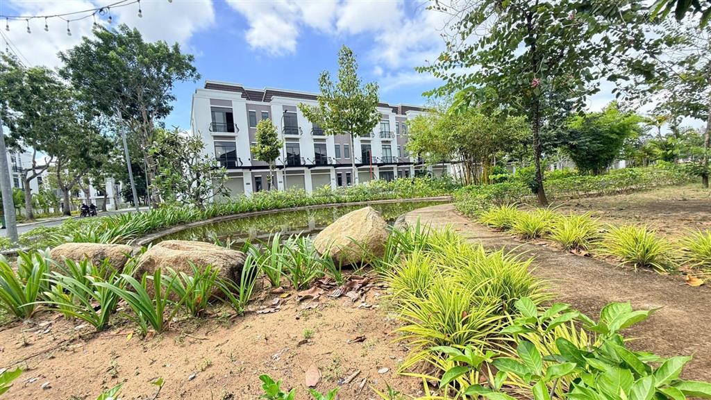 Bán nhà phố 1 trệt 2 lầu thiết kế hiện đại, tiện nghi, vào ở ngay