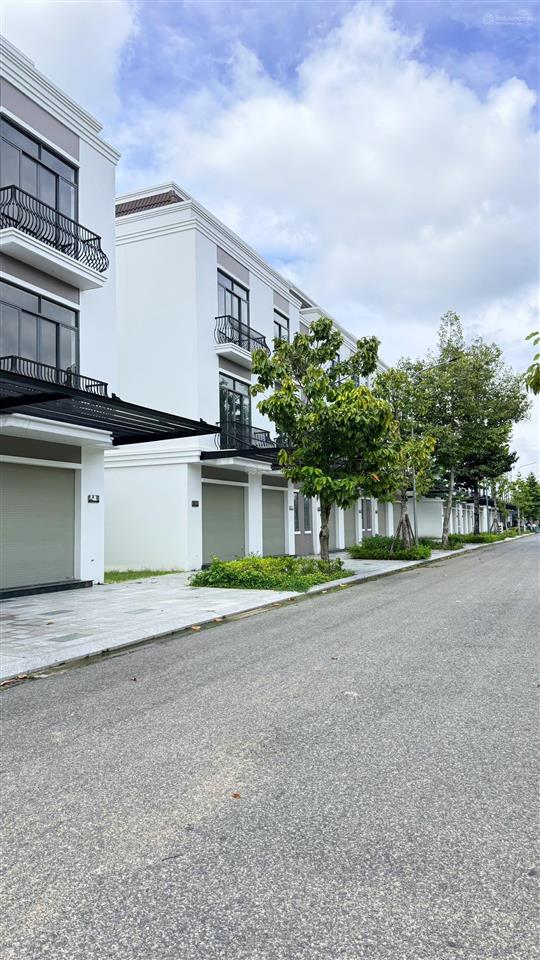 Bán nhà phố 1 trệt 2 lầu thiết kế hiện đại, tiện nghi, vào ở ngay