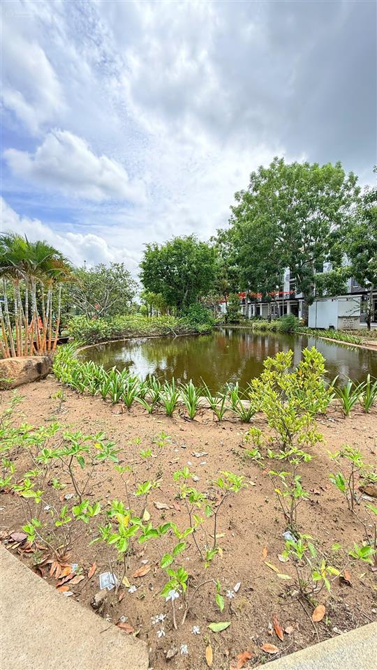 Bán nhà phố 1 trệt 2 lầu thiết kế hiện đại, tiện nghi, vào ở ngay