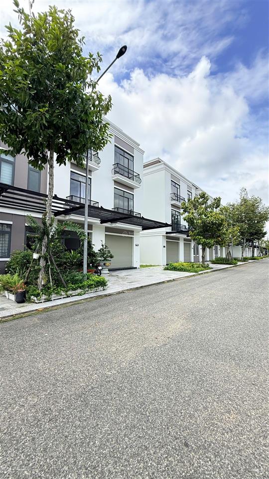 Bán nhà phố 1 trệt 2 lầu thiết kế hiện đại, tiện nghi, vào ở ngay