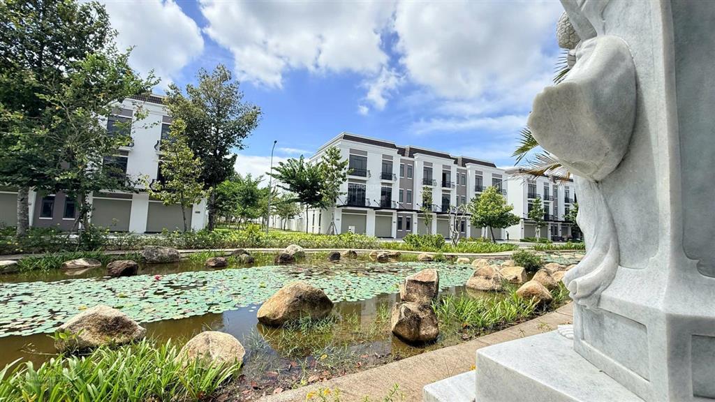 Bán nhà phố 1 trệt 2 lầu thiết kế hiện đại, tiện nghi, vào ở ngay