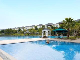 Bán nhanh nhà phố view hồ full nội thất dt 5x20m 3 lầu giá cực tốt gặp chủ trao đổi trực tiếp.