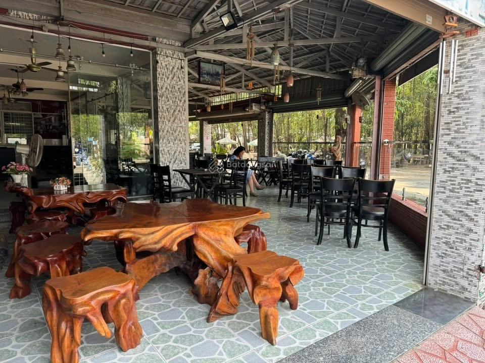 Bán đất và nhà 3 tầng lô góc 300m2 đường chính dk5a đối diện công viên mỹ phước 3