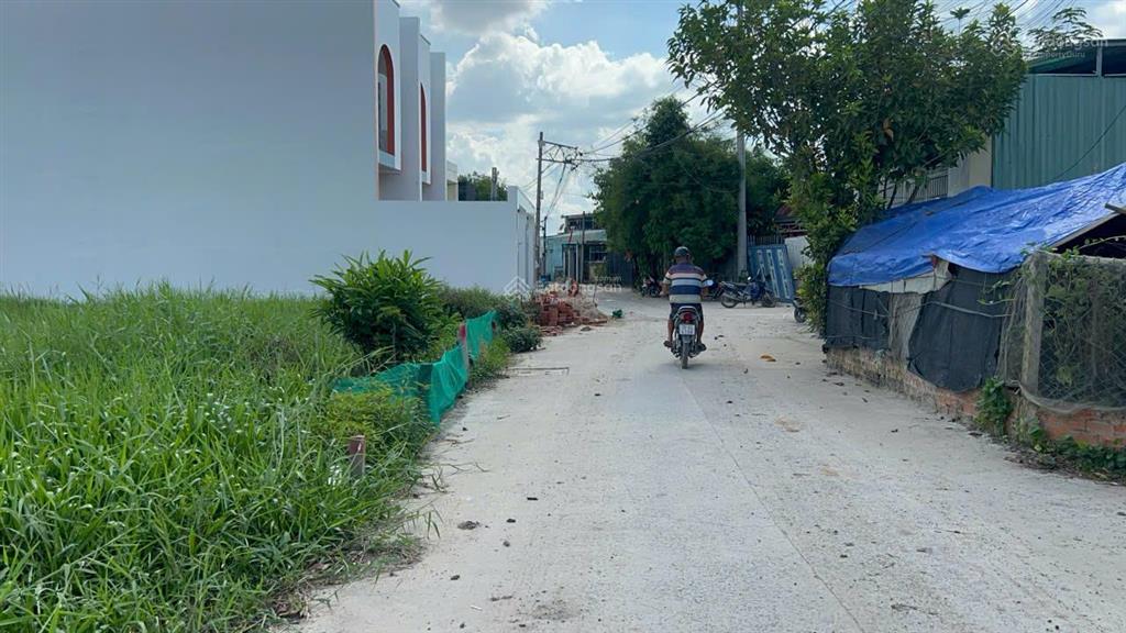 Bán đất 5x20m 100m2 thổ cư full, xây dựng hoàn công, khu vip nhất bình mỹ lúc này