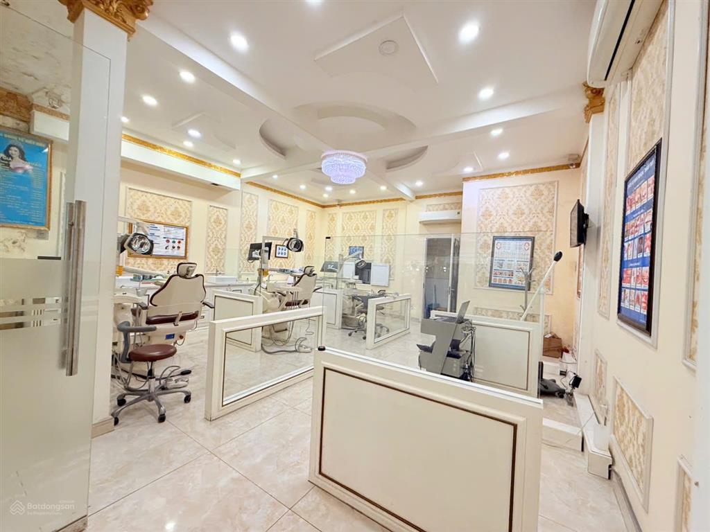 Cho thuê nhà mặt tiền ngã tư tên lửa tỉnh lộ 10 . dt 7x14 xd 1 trệt 1 lầu . giá 33tr/tháng tl