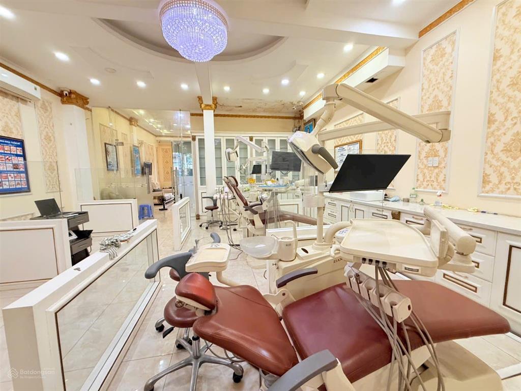 Cho thuê nhà mặt tiền ngã tư tên lửa tỉnh lộ 10 . dt 7x14 xd 1 trệt 1 lầu . giá 33tr/tháng tl