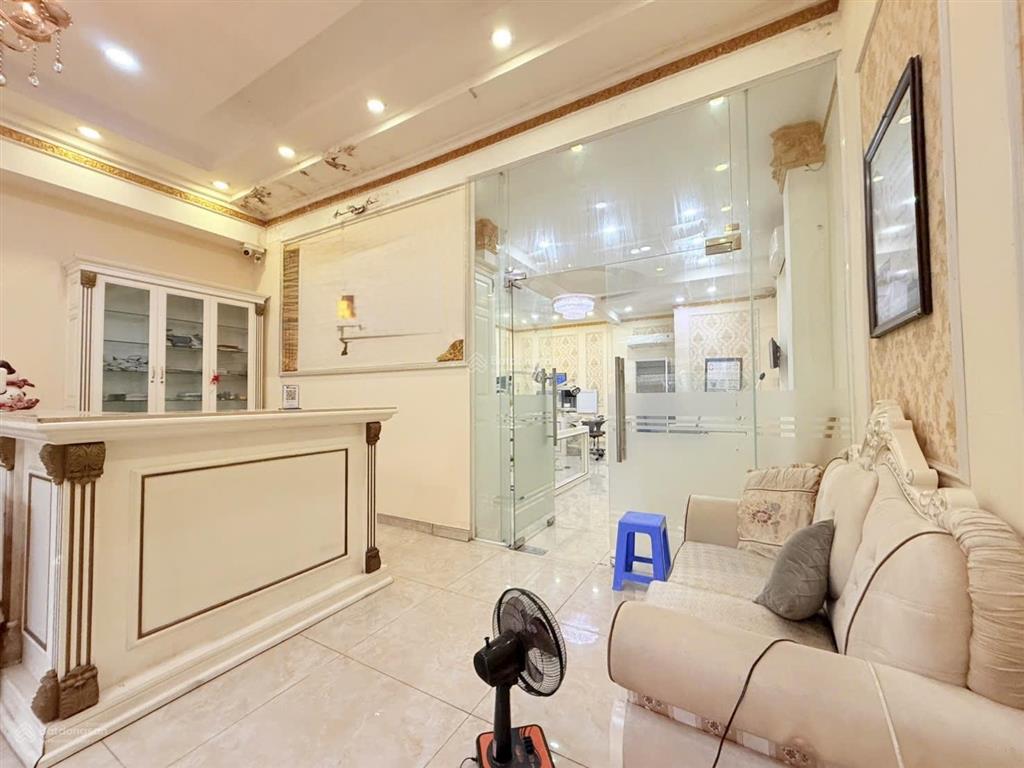 Cho thuê nhà mặt tiền ngã tư tên lửa tỉnh lộ 10 . dt 7x14 xd 1 trệt 1 lầu . giá 33tr/tháng tl