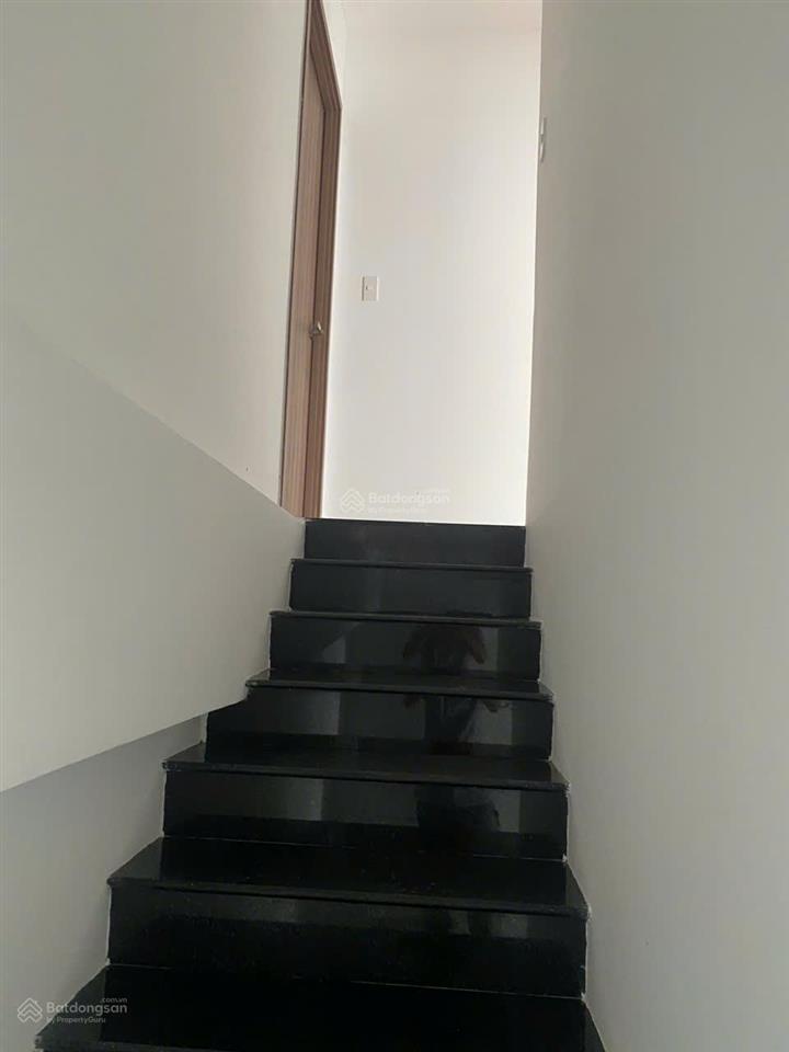 Bán nhanh căn duplex 115m2 (3pn + 3wc) có sân vườn. ngay q9 liền kề q2.  0977 324 ***