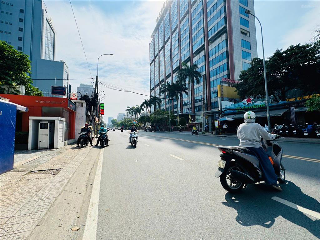Cho thuê nhà góc 2mt số 205 cách mạng tháng tám, quận 3, dt 30x35m, 1 trệt + 1 lầu + sân, 400tr/th