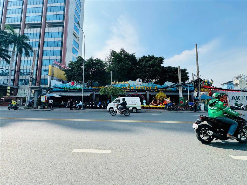 Cho thuê nhà góc 2mt số 205 cách mạng tháng tám, quận 3, dt 30x35m, 1 trệt + 1 lầu + sân, 400tr/th