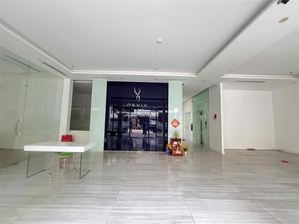 Cho thuê nhà mặt tiền 2000m2 ngay chợ bến thành, số 138 lý tự trọng, q.1. dt 20x33m, trệt, 2l.
