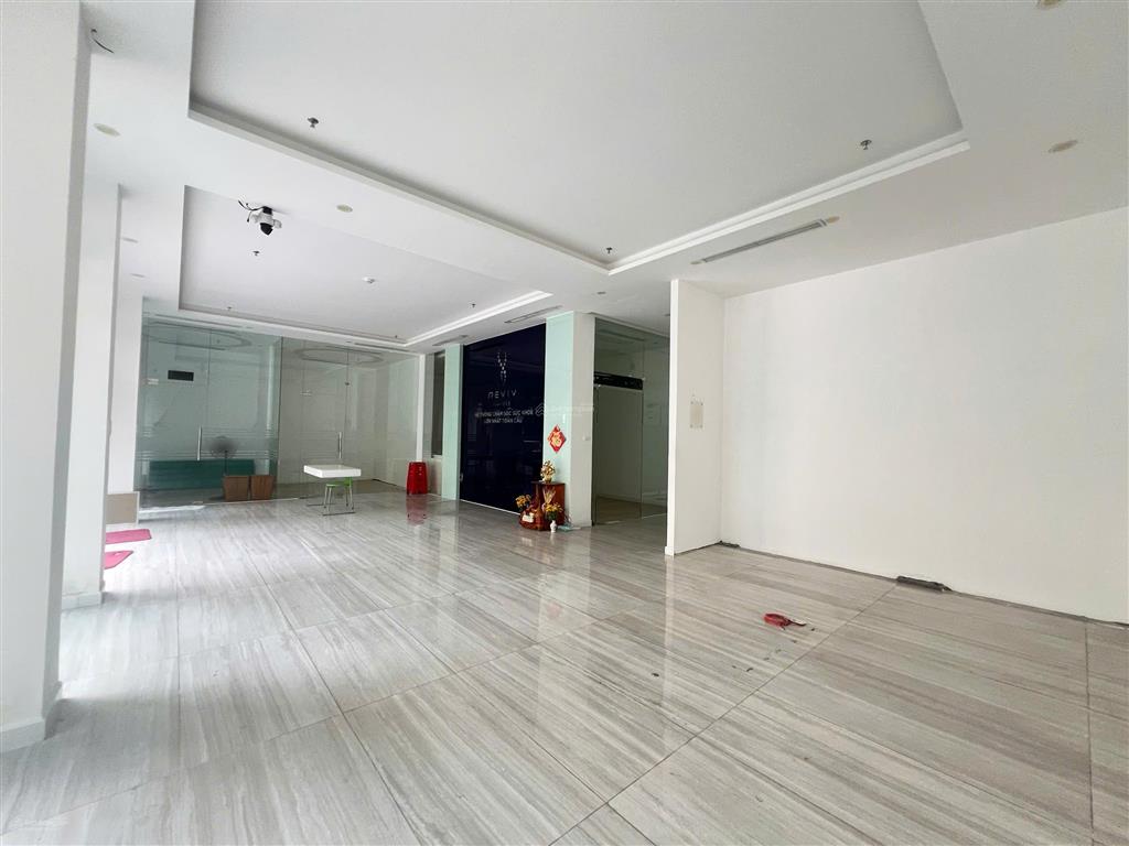 Cho thuê nhà mặt tiền 2000m2 ngay chợ bến thành, số 138 lý tự trọng, q.1. dt 20x33m, trệt, 2l.