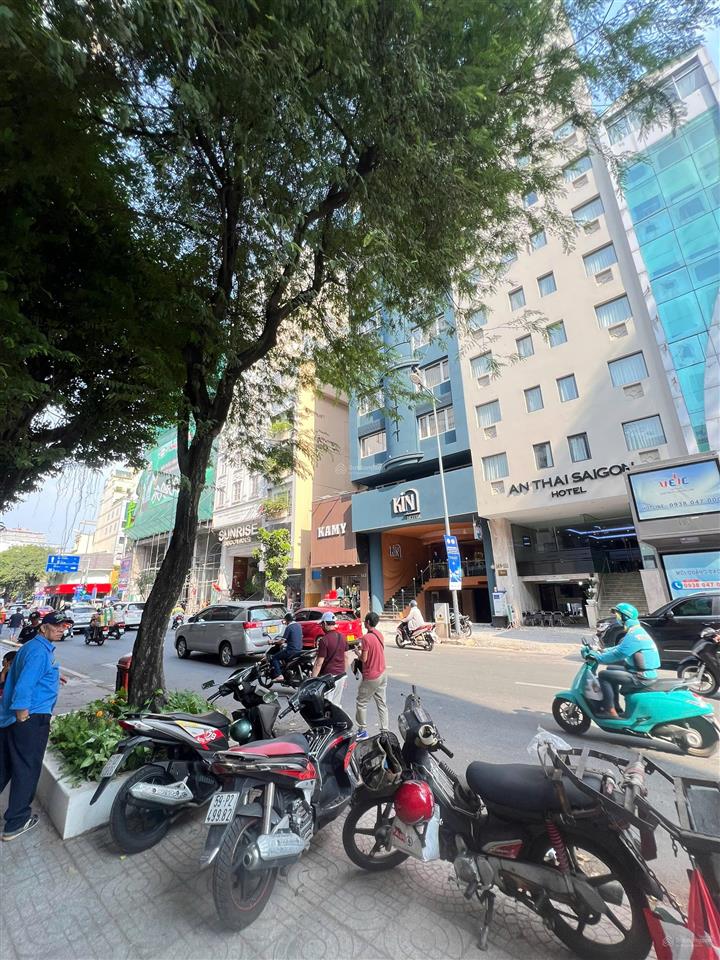 Cho thuê nhà mặt tiền 2000m2 ngay chợ bến thành, số 138 lý tự trọng, q.1. dt 20x33m, trệt, 2l.