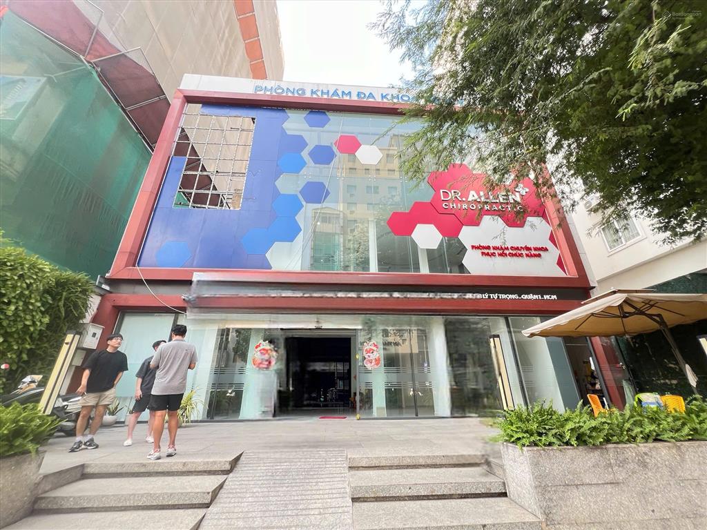 Cho thuê nhà mặt tiền 2000m2 ngay chợ bến thành, số 138 lý tự trọng, q.1. dt 20x33m, trệt, 2l.