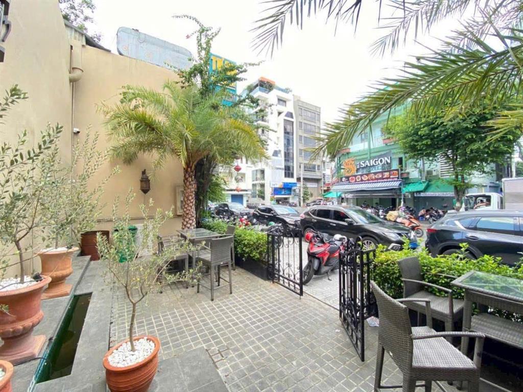 Cho thuê nhà mặt tiền (11m), số 195 cô bắc, quận 1, dt 11x22m, mặt bằng trống suốt, nhà hàng, bar.