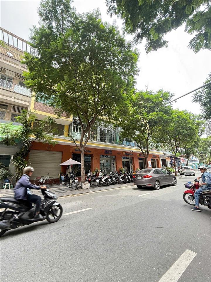 Cho thuê nhà mặt tiền siêu to 20m, trương định, quận 1, gần chợ bến thành