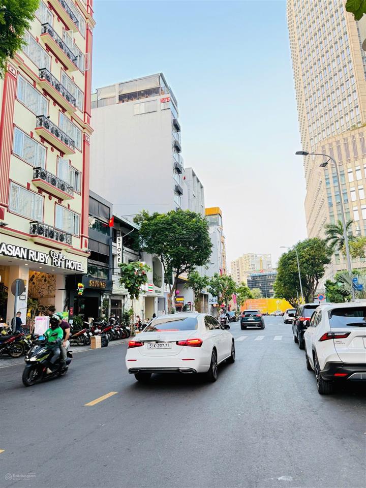 Cho thuê nhà mặt tiền 500m2, số 98100 mạc thị bưởi, quận 1, dt 8x20m, trệt, 2 lầu, trống suốt