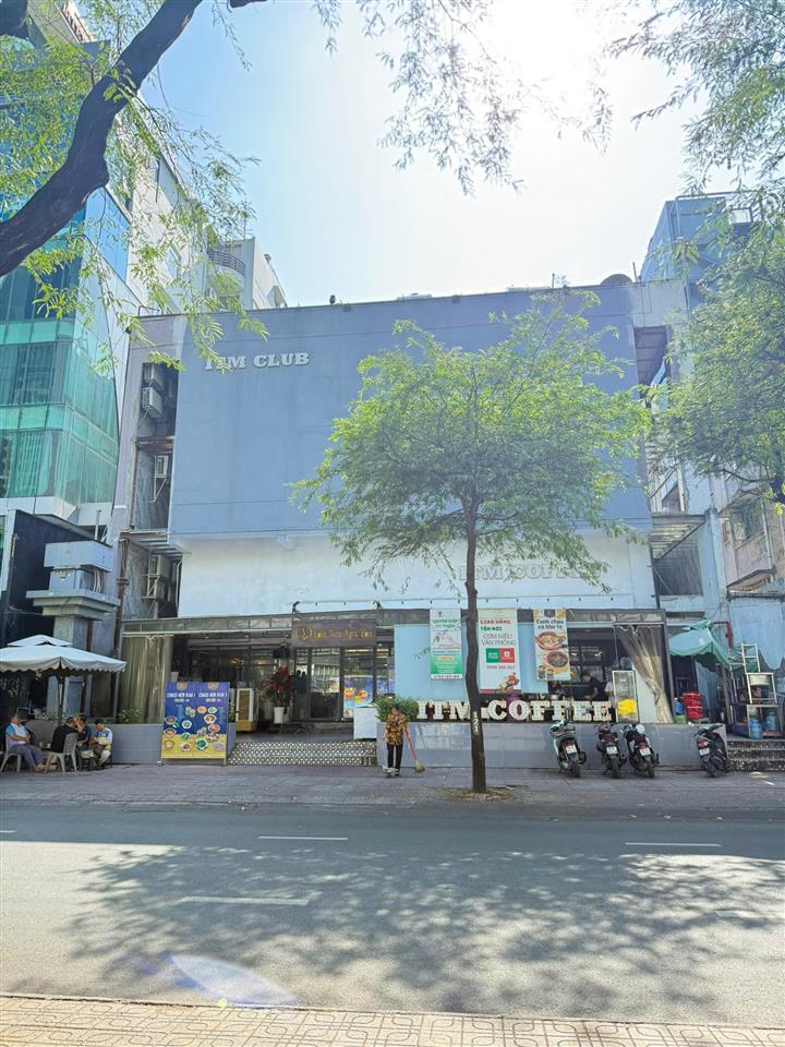 Cho thuê nhà mặt tiền 2.250m2 số 65 võ văn tần, quận 3, dt 25x30m, trệt, 2 lầu, trống suốt.