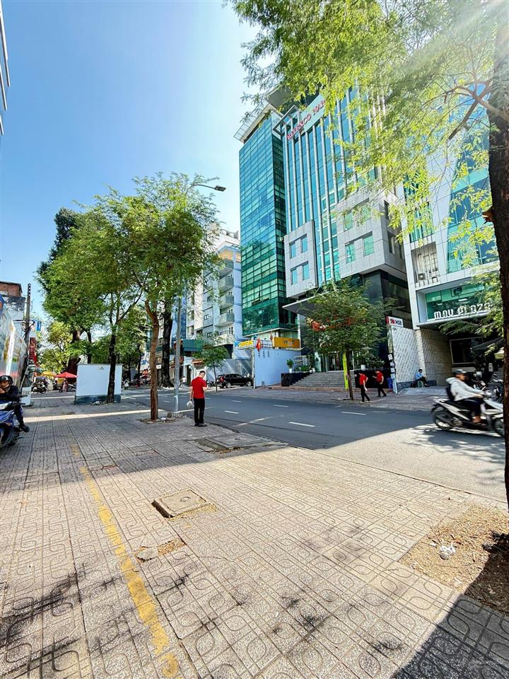 Cho thuê nhà mặt tiền 2.250m2 số 65 võ văn tần, quận 3, dt 25x30m, trệt, 2 lầu, trống suốt.